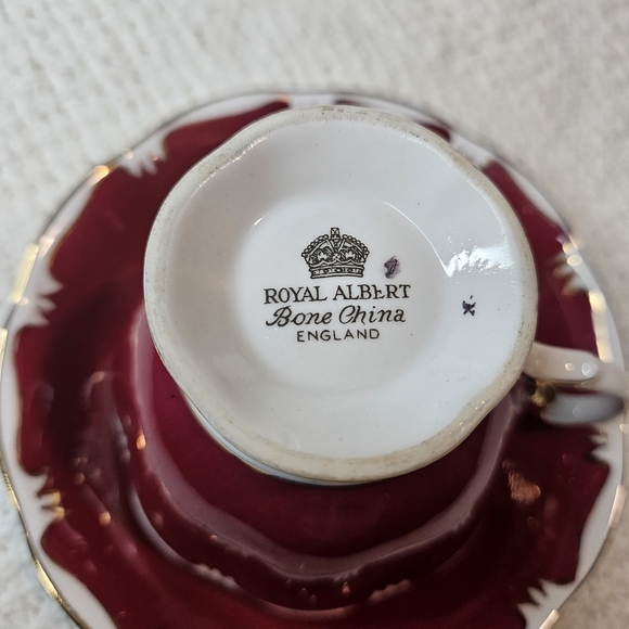 Royal Albert Crown Bone England China Teacup Saucer BURGUNDY White Gold Trim - Picture 4 of 16